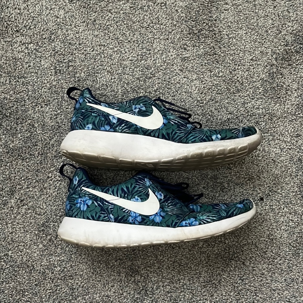 Used - Nike Roshe Run Sneaker - Sz 10.5